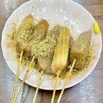 Shizuoka Oden Ogawa - 最初はこんにゃく 黒はんぺん なると すじ しらやきの5本をいただきました