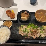 Donabe Dakigohan Okometo Okazu - 豚バラと塩カルビ定食