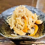 海鮮食堂 すいか - お通し価格不明、ほんのり温かい。本日2回目の切り干し大根は甘めの優しいお味で椎茸と人参も入ってる。