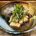 海鮮食堂 すいか - ごまカンパチ1,100円税別、コリコリで脂が乗って美味い。9切れで量も多く甘いタレがイイ。刻み海苔もバッチリ合う。