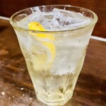 海鮮食堂 すいか - 角ハイボール550円税別×2、レモンも快く入れてくれたけど有料やったんかな。やっぱ家で飲むヤツよりキリッと旨い。だけど量は少ないかな。