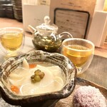 スチーム Dim sum&Wine - 季節のブレンド薬膳茶
レモングラスシロップの杏仁豆腐
本日の小菓子（苺とココナッツの白餡餅）