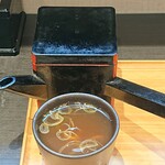 Komoro Soba - 小諸そば 八重洲店 ＠日本橋 ちび黒角湯桶で出して頂いた蕎麦湯 上天丼の汁として頂きます