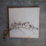 Shinonome Seipansho - 店内の飾り (白壁のパネルと実を付けた枝。ひと目見て何の枝なのか分かるようになりたい…)