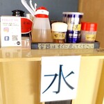 Fujishima Hirai Ramen - 卓上に、ホワイトペッパーと、出し醤油有ります。