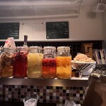 BISTRO SABLIER - カウンターにはフルーツを漬けたジャーが並んで雰囲気あります。