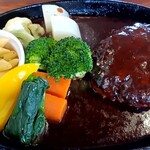 レストラン チムニー - ハンバーグかなり旨いフワッとしてて軽く切れてジューシー。伊万里牛100％のひき肉A4ランク以上。デミソースも深みがありこれも美味しい、添えてある野菜も丁度よい焼き具合クオリティが高い一品