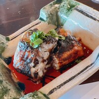 たでの葉 - 浜松産の鰻の印籠焼き。筒状のまま焼き上げ、中骨を抜いて供します