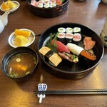 魚進 - にぎり、お味噌汁、フルーツ。