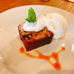 ビストロ カフェ デリ ポキナ369 - プルーンのパウンドケーキとミルクジェラート