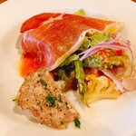 ビストロ カフェ デリ ポキナ369 - オードブル盛り合わせ　生ハム、鯵のカルパッチョ、パテ