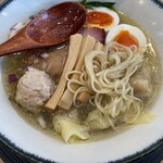 横浜淡麗らぁ麺 川上 - スープ良し、麺良し、トッピング良し