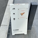 LLAME - この立て看板が、目印