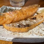 地魚屋台 浜ちゃん - 脂のノリが良い美味しいサーモンハラス焼き
