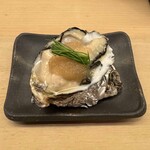 おかめ寿司 - 江戸前オイスターには１年漬けられた玉葱ソースが掛けられて濃厚でさっぱり