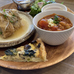 Bluebell  - 手前が豆腐キッシュ、右がチリコンカン