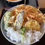 本手打ちうどん庄司 - 冷やしたぬき、天かすでなく野菜天満載