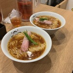 Minnanora Xamen A Hiru - 同じラーメンが、並んだ図