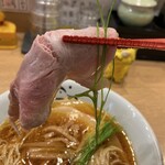 みんなのらぁ麺 阿飛流 - チャーシュー、にゅ〜〜ん！