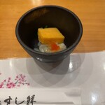 Tsukiji Sushisen - お通し。塩辛頼んだ後に、玉と塩辛