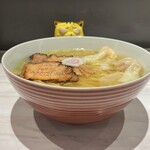Ramen KURUMU - 肉・海老ワンタン麺白(各1個)  1,050円(税込)  ※横からも