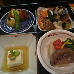 Hananoren - 小雪弁当　お盆二つに分かれています