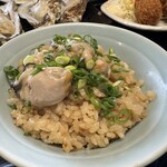 かき小屋 小江戸 - 「季節限定 牡蠣づくし定食」の牡蠣ご飯、煮牡蠣2個
            2024年3月30日