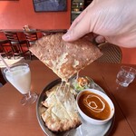 ネパール居酒屋シティマート - チーズナンだけを、ひと口食べると香ばしく「サクサクとした焼き面」と「癖の少ないチーズ」が広がります。蜂蜜などは入っていないですね。
            手作りパンのような少しボソッと、コレは、コレで面白い|(￣3￣)|