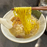 石山商店 - 菅野製麺製の黄色い中太縮れ麺