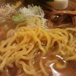 らーめん獅子王 - 屋台のしょうゆらーめん、麺アップ