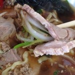 醤々ラーメン - チャーシューはジューシーで美味