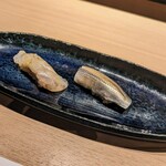 鮨アカデミー樹 - 寿司2種（ヒラメの昆布〆、小肌）