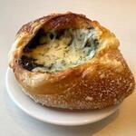 ホテルショップ&ペストリー パセオ - 焼きチーズカレーパン