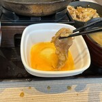 吉野家 - 牛皿は、生卵に付けて食べるのがおすすめ。