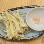 沖縄居酒屋 きーばるやー - 島らっきょうの天ぷら(480円税抜)、サクサクイケます