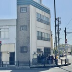 東風 - 店は交叉点に面した角