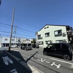 Kochi - 駐車場奥から通りを見る