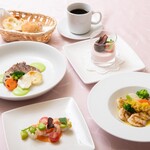 Teatro M.T. - ◇4月のランチ◇シーフードと季節の野菜のサラダトマトのドレッシング・本日のお魚のグリルサフラン風味のあさりのソース・塩漬け豚肉のグリルグリーンピースのソース・今月のデザート・イチゴのムースとチョコレートのシャーベット