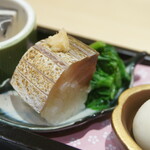 Hanakougen - 八寸：〆鯖の炙り押し寿司と柚子の効いた菜の花のおひたし