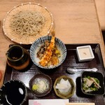 Teuchi Sobato Iro - セット全景。右下の付け合わせは蓮根の炒め物ですが、コクがあってとても美味しかったです。バランス、コスパのよいセットです