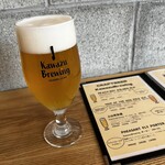 Kawazu Brewing - ベンチが2つのカウンターにて。　おとなりは海外の方が楽しまれていました。