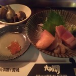 六兵衛 - お通し（つぶ貝）、刺身三種