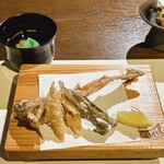 翡翠之庄 - エノハの骨せんべい。カラッと揚がって塩加減もちょうどいい。