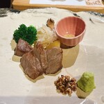 翡翠之庄 - 豊後牛ステーキ。柔らかくて美味。お塩、醤油フレーク、わさび、赤ワインソースと色々な味で楽しめます。