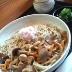 乾 - きのこ蕎麦。１２００円