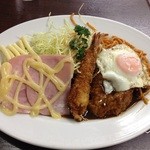 マルヤ - エビフライ、ハンバーグ、目玉焼き、ハム、スパゲティ、サラダと充実のラインナップ