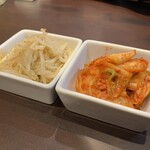 炭火焼肉 にく式 - もやしナムル　キムチ