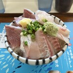 小田原漁港 とと丸食堂 - おまかせ地魚三種丼。イシダイ、ブリ、ホウボウ