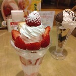 Joi Furu - フレッシュ苺とショートケーキアイスの華やかパフェ845円