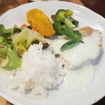 キッチン ブルー グローブ - ご飯、サラダを乗せて